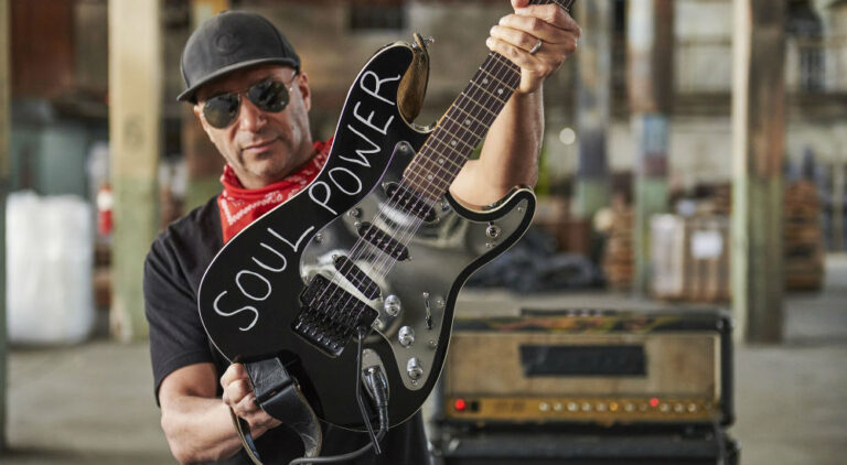 Tom Morello Soul Power Stratocaster: cây guitar được tạo ra để phá luật
