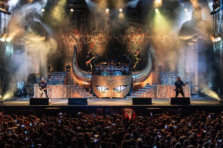 VIKING ROW: KHI HÀNG NGHÌN METALHEAD BỖNG RỦ NHAU… CHÈO THUYỀN!